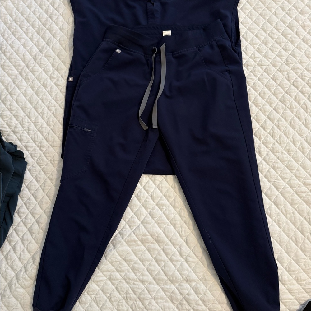 Navy figs scrub set used